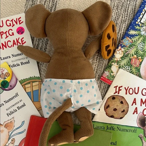 Children’s book set and plus mouse toy “If you give a mouse a cookie” series - Picture 3 of 3
